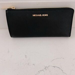 LIKE NEW BEAUTIFUL MICHAEL KORS WALLET.